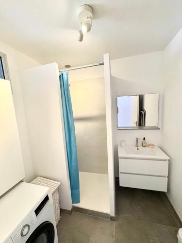 une salle de bain avec douche et lavabo dans l'établissement Villa - Vue Mer et Tranquilité, à Carqueiranne