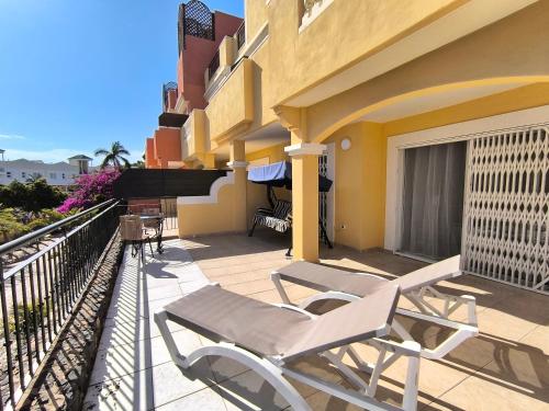EMILIA - Los Cristianos, pool, spacious terrace, fibre net, tv channels