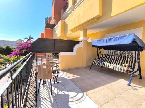 EMILIA - Los Cristianos, pool, spacious terrace, fibre net, tv channels