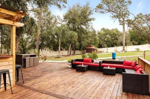 patio con divani e sedie su una terrazza in legno di Banana Leaf Villa-Island Groove-Standard Suite a Orlando