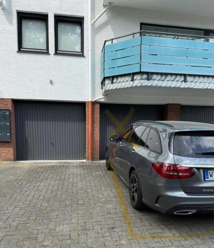 a silver car parked in front of a building at Auszeit am Murmelbachtal - Ruheoase mit Stellplatz in Wuppertal