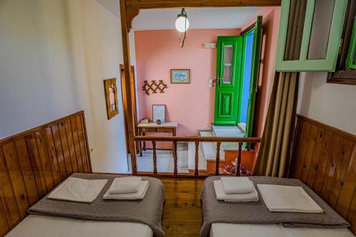 Postel nebo postele na pokoji v ubytování Symi Garden Studios