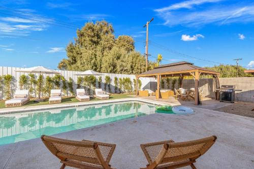 Bazén v ubytování Rather Be Desert Getaway by Rather Be Properties nebo v jeho okolí