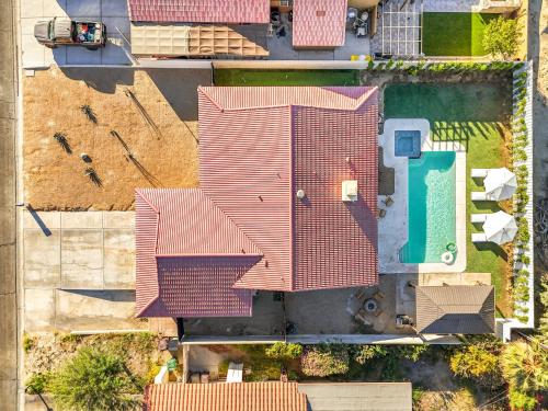 Bazén v ubytování Rather Be Desert Getaway by Rather Be Properties nebo v jeho okolí