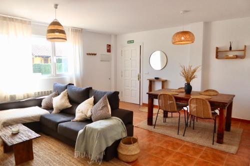 ein Wohnzimmer mit Sofa und Tisch in der Unterkunft Casa Vacacional el Mirador de Picos in Serdió
