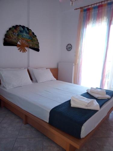 En eller flere senge i et værelse på Giannis house