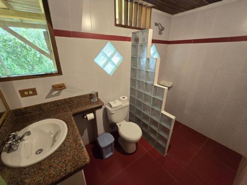 Koupelna v ubytování Azuluna Ecolodge