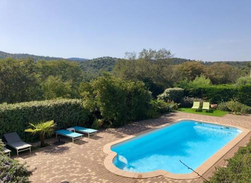 une grande piscine bleue dans une cour dans l'établissement La Bastide, à Fréjus