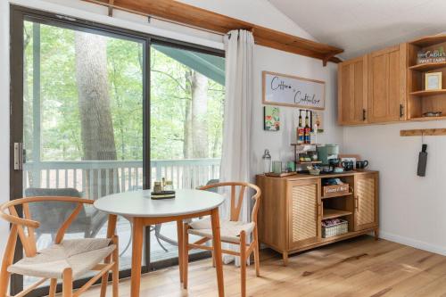 Kuchyň nebo kuchyňský kout v ubytování Stylish w Fireplace Fire Pit & Resort Amenities