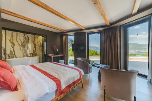 Un dormitorio con una cama y una ventana grande en Villa Diamonte, en Ðuraševići