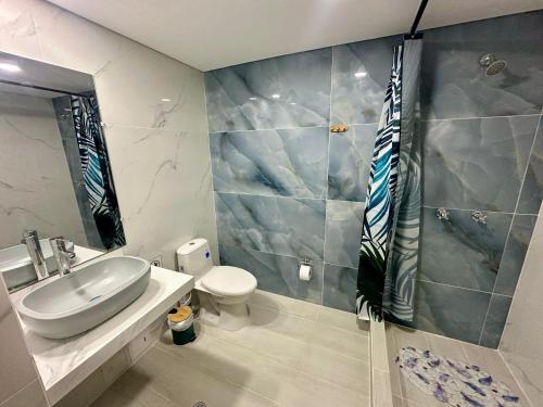 a bathroom with a sink and a toilet and a shower at Exclusivos Apartamentos con playa privada in San Andrés