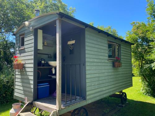 Shepherds Hut at Rhyd y Galenにある庭