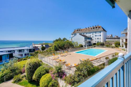 un balcon avec une piscine et un bâtiment dans l'établissement Le Phare de Trescadec - maeva Home - 2 pièces 7 personnes Sélection MAE-5908, à Audierne
