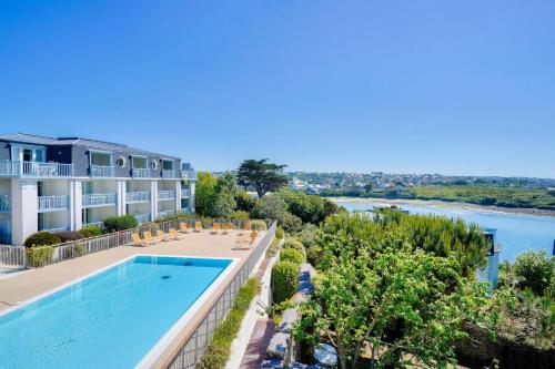 un hôtel avec une piscine à côté d'une rivière dans l'établissement Le Phare de Trescadec - maeva Home - 2 pièces 5 personnes Sélection MAE-5911, à Audierne