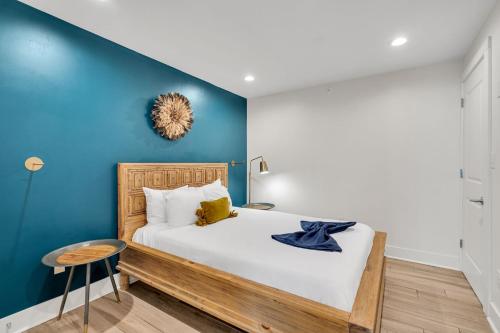 Un dormitorio con una cama con una pared azul. en Chic Getaway Across From French Quarter, en Nueva Orleans