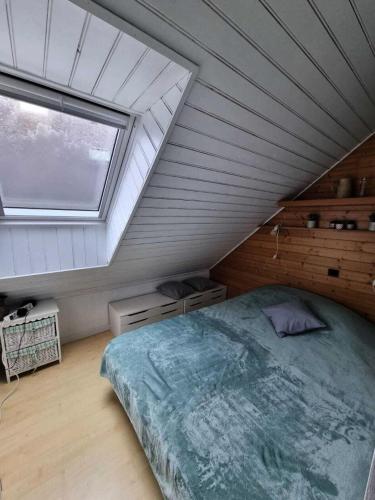 - une chambre avec un lit et une fenêtre mansardée dans l'établissement Résidence Port du Crouesty - maeva Home - Appartement 2 pièces 4 personnes - Confort MAE-3324, à Arzon