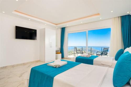 zwei Betten in einem Zimmer mit Meerblick in der Unterkunft villa kayras-1 in Bezirgân
