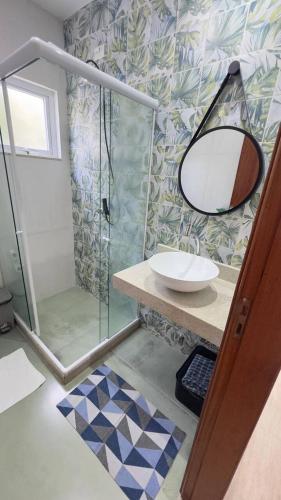 a bathroom with a sink and a mirror at Casa Ibiza - Pontal do Atalaia - Arraial do Cabo in Arraial do Cabo