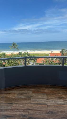 un balcón con vista al mar en Hotel Midotel Seaview, en Pointe-Noire