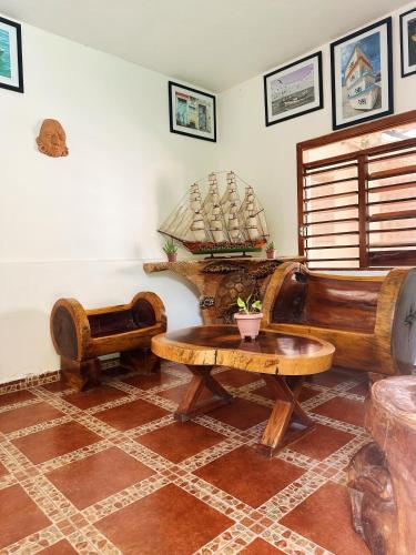 a living room with a table and a couch at Hotel El Perico Marinero in Río Lagartos