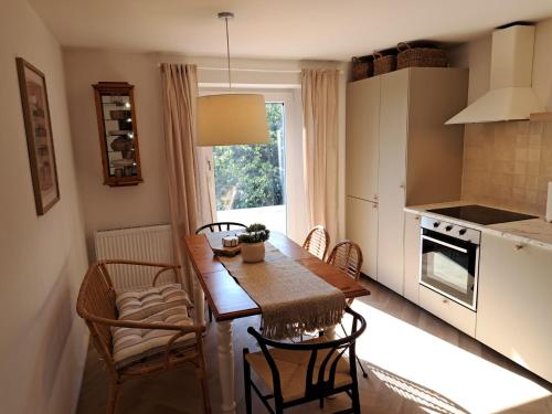 a kitchen and dining room with a table and chairs at Ferienwohnung auf dem Mühlenhof in Glinstedt
