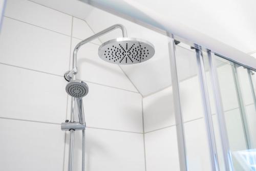 une douche avec pommeau de douche dans une salle de bain dans l'établissement Studio central et cosy à Caen, à Caen