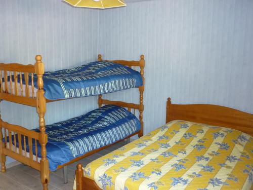 - une chambre avec deux lits superposés et un lit dans l'établissement Gite PROVENCE MONT VENTOUX, à Malemort-du-Comtat