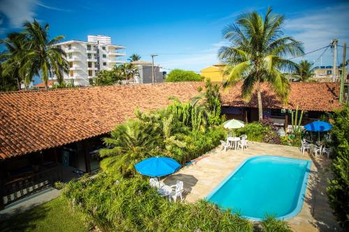 an aerial view of a house with a swimming pool at Pousada Ocean Blue com Quadra de Beach Tenis in Rio das Ostras