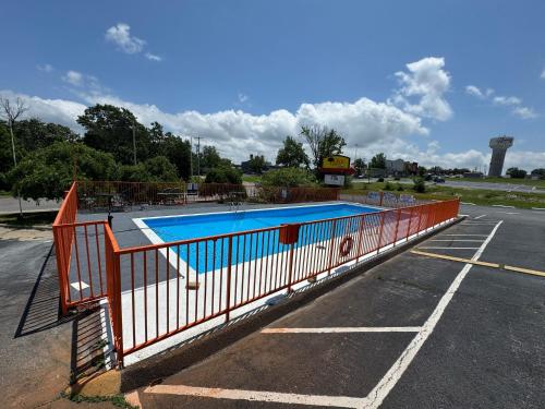 an empty swimming pool in a parking lot at Oak Grove Inn in Branson