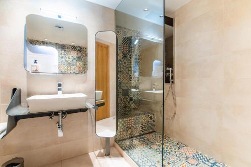 アガディールにあるAgadir Marina - Luxury on 230 sqmの洗面台とシャワー付きのバスルーム