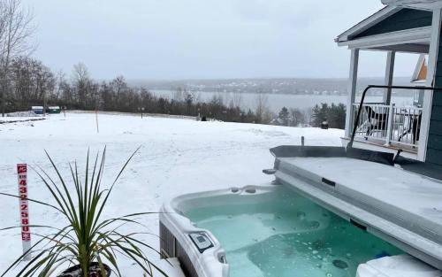 a hot tub in the snow on a house at Au Sommet du Lac Magog in Magog-Orford