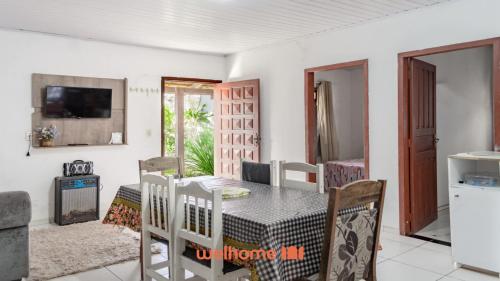 ein Esszimmer mit Tisch und Stühlen in der Unterkunft Casa em Navegantes próxima a Praia da Miraguaia in Navegantes
