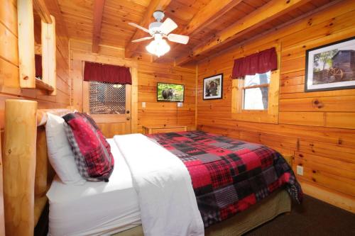 ピジョン・フォージにあるKountry Kozyの丸太小屋のベッドのある寝室