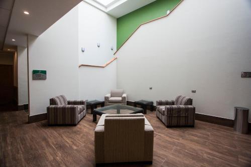 a waiting room with two chairs and a table at Hotel Diego de Almagro Osorno in Osorno
