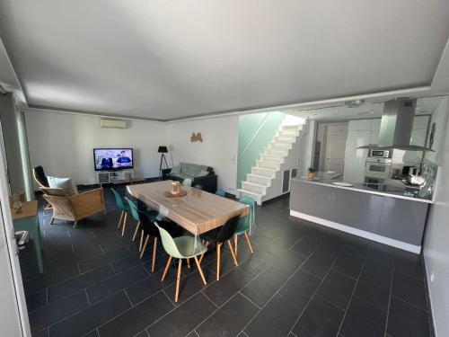 une salle à manger et une cuisine avec une table et des chaises dans l'établissement Bordeaux, ocean and vineyards, à Le Pian-Médoc