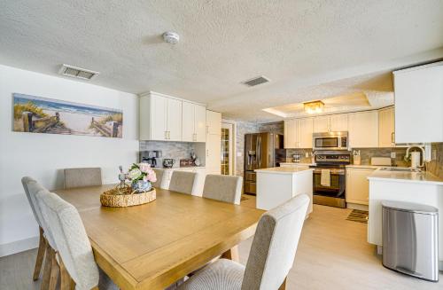 Η κουζίνα ή μικρή κουζίνα στο 5 Mi to Beach Retreat with Heated Pool in Holiday!