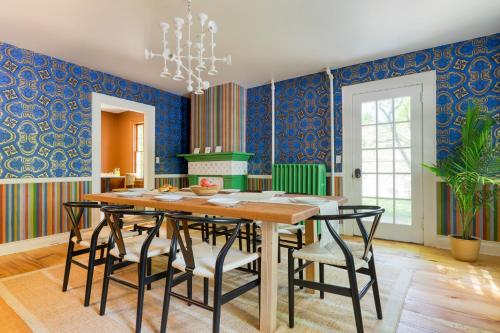 Ruang duduk di Relax in Style at Historic Modern on Main with Modern Amenities Wooded Views