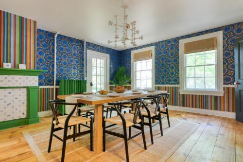 Gambar di galeri bagi Relax in Style at Historic Modern on Main with Modern Amenities Wooded Views di Stone Ridge