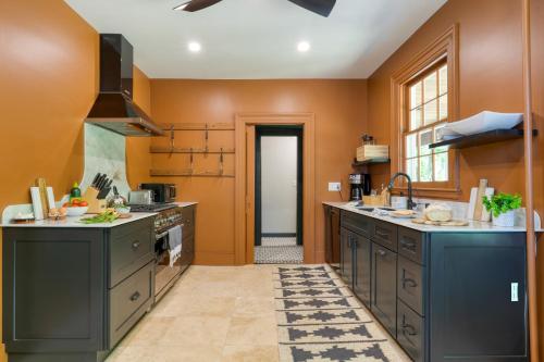 Dapur atau dapur kecil di Relax in Style at Historic Modern on Main with Modern Amenities Wooded Views