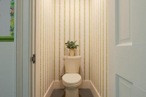 Bilik mandi di Relax in Style at Historic Modern on Main with Modern Amenities Wooded Views