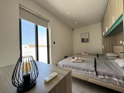 Postel nebo postele na pokoji v ubytování Bugibba Luxe Pool Penthouse
