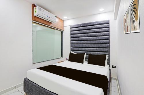 Super Hotel O Althan Formerly Hotel Niraantにあるベッド