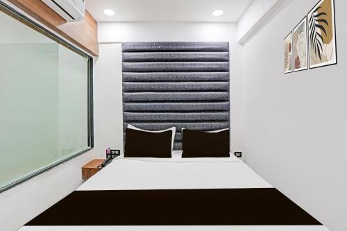 Super Hotel O Althan Formerly Hotel Niraantにあるベッド
