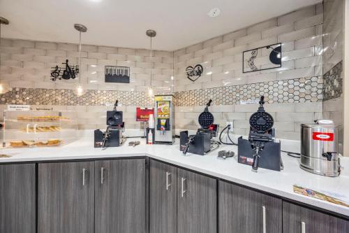 a kitchen with a counter with aasteryasteryasteryasteryasteryasteryasteryasteryastery at Best Western Downtown PLUS Music Row in Nashville