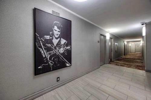 a hallway with a large painting on the wall at Best Western Downtown PLUS Music Row in Nashville
