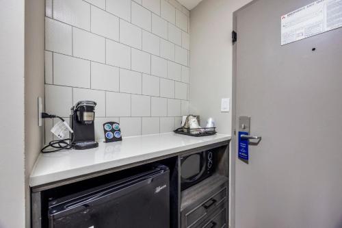 a kitchen with a counter top with a microwave at Best Western Downtown PLUS Music Row in Nashville
