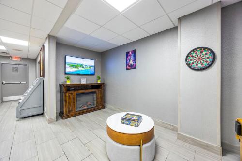 a waiting room with a fireplace and a tv at Best Western Downtown PLUS Music Row in Nashville