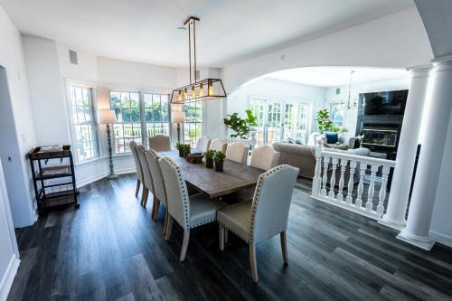 a dining room with a table and chairs at The Watermark Hamptons in Eastport