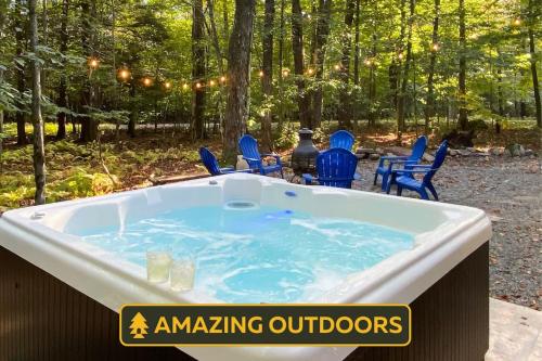 Un jacuzzi en el bosque con sillas y luces. en Heidi's Chalet - Modern Hot Tub Lake Access, en Pocono Lake