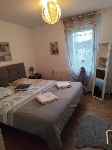 une chambre avec un grand lit avec deux serviettes dessus dans l'établissement Appart 2 chambres à Anglet, à BIQ